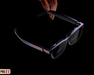 Les Pro 2 pèsent 63 grammes. Sur la photo : une image promotionnelle des lunettes XR mettant en avant leur conception légère.