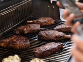 Le gril intelligent Genesis vous aidera à cuisiner, avec la possibilité de vous avertir via une application lorsque vos plats sont prêts à être servis. (Image source : Weber)