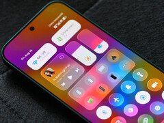 La version bêta d’HyperOS 4 est désormais disponible sur la première série d’appareils éligibles. Sur la photo : le nouveau design de Xiaomi, inspiré du « Liquid Glass », présenté dans le centre de contrôle.