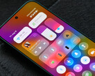 La version bêta d’HyperOS 4 est désormais disponible sur la première série d’appareils éligibles. Sur la photo : le nouveau design de Xiaomi, inspiré du « Liquid Glass », présenté dans le centre de contrôle.