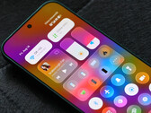 La version bêta d’HyperOS 4 est désormais disponible sur la première série d’appareils éligibles. Sur la photo : le nouveau design de Xiaomi, inspiré du « Liquid Glass », présenté dans le centre de contrôle. 