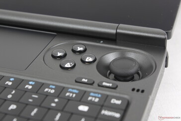 La taille et la tactilité des entrées de la manette sont similaires à celles de la Switch, mais leur ergonomie est moins bonne