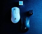 Souris de jeu Elecom VM800 en noir et blanc avec leurs récepteurs respectifs. (Source de l'image : Elecom)