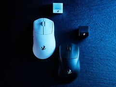 Souris de jeu Elecom VM800 en noir et blanc avec leurs récepteurs respectifs. (Source de l&#039;image : Elecom)