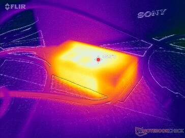 L'adaptateur CA atteint plus de 46 °C lorsque les charges sont élevées