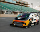 Ford a retravaillé le fourgon tout électrique SuperVan pour battre des records lors de la course de côte internationale de Pikes Peak. (Source de l'image : Ford) 