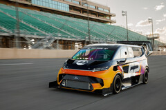 Ford a retravaillé le fourgon tout électrique SuperVan pour battre des records lors de la course de côte internationale de Pikes Peak. (Source de l'image : Ford) 