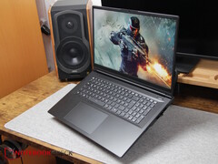 XMG Apex 17 (M25) avec le jeu Crysis sur son écran