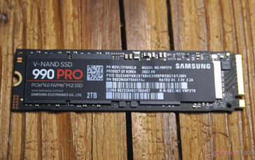 À l'avant, on peut voir le contrôleur, la RAM DDR4 et la V-NAND sous l'autocollant.