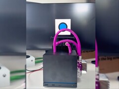 Une Steam Machine modifiée avec des composants de refroidissement par eau.