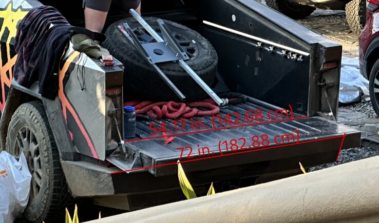 Grâce à un éditeur d'images, le Cybertruck de Tesla aura un lit remarquablement large, malgré les craintes initiales concernant les parois agressivement inclinées. (Source de l'image : The Autopian - édité)