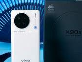 Le Vivo X90s dans sa version blanche. (Source : Vivo)