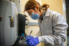 Le PR Yuxin Chen teste la viabilité des batteries à l'état solide (image : U-M)