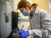 Le PR Yuxin Chen teste la viabilité des batteries à l'état solide (image : U-M)