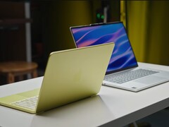 Le MacBook Neo d'Apple pèse 2,7 livres (1,23 kg), tandis que le Lenovo IdeaPad Slim 5x pèse 3,3 livres (1,48 kg).