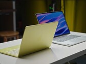 Le MacBook Neo d'Apple pèse 2,7 livres (1,23 kg), tandis que le Lenovo IdeaPad Slim 5x pèse 3,3 livres (1,48 kg).