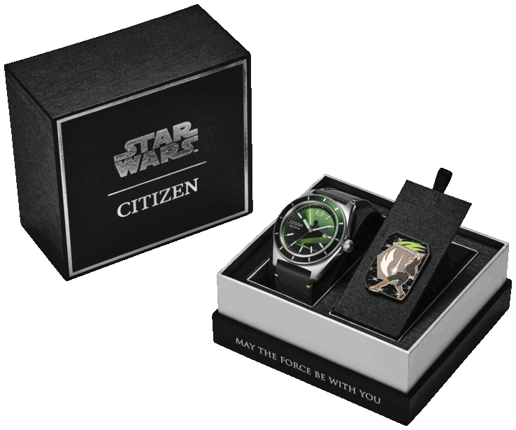 Le citoyen Luke Skywalker, Maître Jedi AW1910-48W, est présenté dans son coffret de présentation à l'effigie de Star Wars, accompagné d'un pin's de collection à l'effigie de Luke Skywalker.