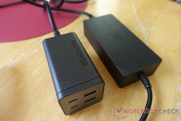 Le nouveau chargeur de 120W comparé à la brique d'alimentation d'un ultrabook de 100W...