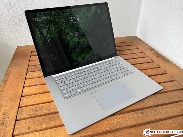 Le Surface Laptop de 15 pouces est doté d'un superbe écran qui n'a rien à envier à celui du nouvel Air (Image source : Notebookcheck)