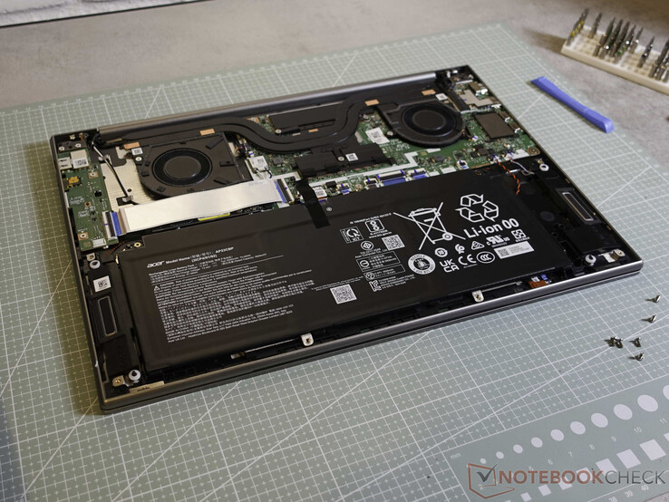 Deux ventilateurs et des caloducs à l'intérieur de l'Acer Swift 16