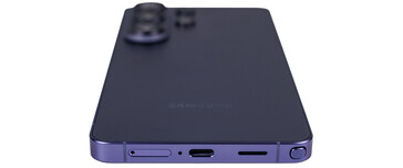 Bas : SIM, microphone, USB, haut-parleur