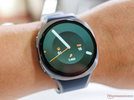 La Samsung Galaxy Watch 9 44 mm en main