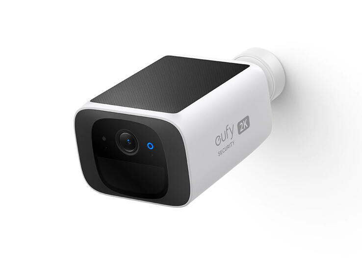 La SoloCam eufy S220 peut être rechargée grâce à un panneau solaire intégré. (Source de l'image : eufy)