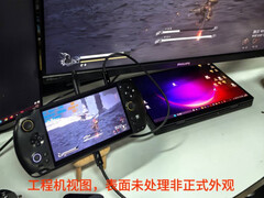 Le GPD Win 5 dans l'une de ses deux couleurs apparentes de lancement, à côté d'un GPD Duo. (Source de l'image : GPD via Cary Golomb)