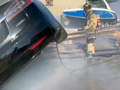 Un pompier de Sacramento éteint une Tesla (image : SFD)