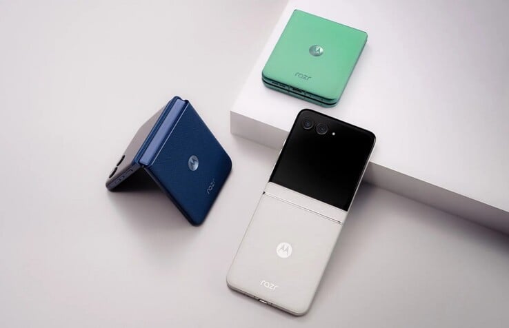 Le Motorola Razr 60 est disponible dans les coloris Pantone Gibraltar Sea, Pantone Spring Bud et Pantone Lightest Sky (Image source : Motorola)