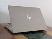 Le nouvel OmniBook Ultra 14 est désormais équipé d'un écran OLED à 120 Hz, en remplacement de l'écran IPS à 60 Hz d'origine