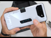 Le ROG Phone 2023. (Source : JerryRigEverything via YouTube)