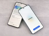 Deux smartphones Samsung Galaxy affichant un écran de mise à jour logicielle