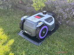 L'Anthbot M9 Pro sur sa station de recharge.