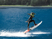 L'e-surfboard Cyrusher Thunders est équipé d'un moteur d'une puissance de 10 kW. (Source de l'image : Cyrusher)