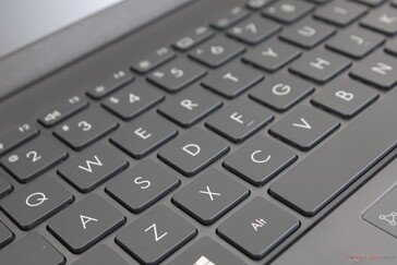 Le retour et la course des touches du ZenBook sont proches de ceux du Surface Laptop 3 15, mais avec un bruit moins discret.