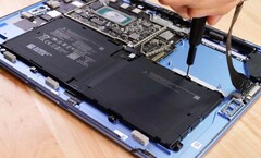 La Surface Pro 9 est nettement plus facile à réparer que ses prédécesseurs. (Image source : iFixit)