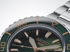 Gros plan sur la Seiko 5 Sports SKX HDB005, mettant en valeur son cadran vert foncé