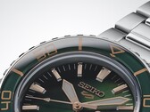 Gros plan sur la Seiko 5 Sports SKX HDB005, mettant en valeur son cadran vert foncé