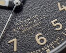 Gros plan sur le cadran noir texturé de la Timex Expedition Field Post Titanium, doté de chiffres arabes, d’aiguilles et d’index luminescents, ainsi que d’un guichet de date.