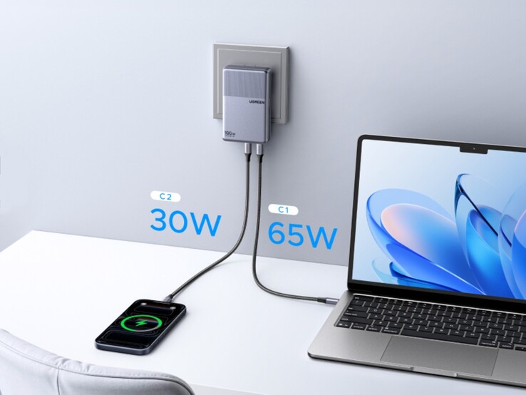 Le chargeur compact Ugreen Nexode Air 100 W permet de recharger deux appareils.