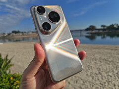 Avec sa finition brillante, le Pura 80 Ultra est très sensible aux traces de doigts. Heureusement, Huawei fournit un étui de protection. (Source de l'image : Notebookcheck)