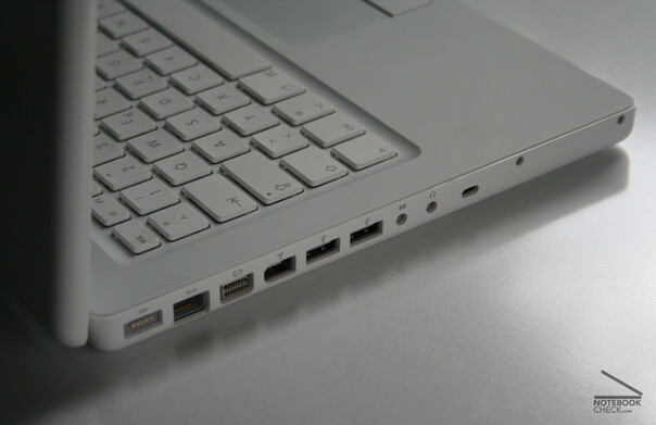 Aujourd'hui encore, le MacBook 2006 de Apple peut être utilisé pour faire des choses banales, grâce à son processeur x86 (Source de l'image : Notebookcheck)