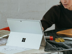 Microsoft donnera le coup d'envoi de l'année 2025 avec de nouveaux ordinateurs portables Surface Laptop et Surface Pro basés sur la technologie x86. (Source de l'image : Microsoft)
