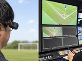 Caméra portée Xacti CX-WL100 en cours d’installation pour servir de caméra d’arbitre lors de la retransmission d’un match de football.