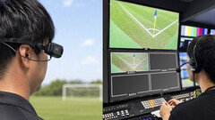 Caméra portée Xacti CX-WL100 en cours d’installation pour servir de caméra d’arbitre lors de la retransmission d’un match de football.