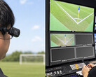 Caméra portée Xacti CX-WL100 en cours d’installation pour servir de caméra d’arbitre lors de la retransmission d’un match de football.