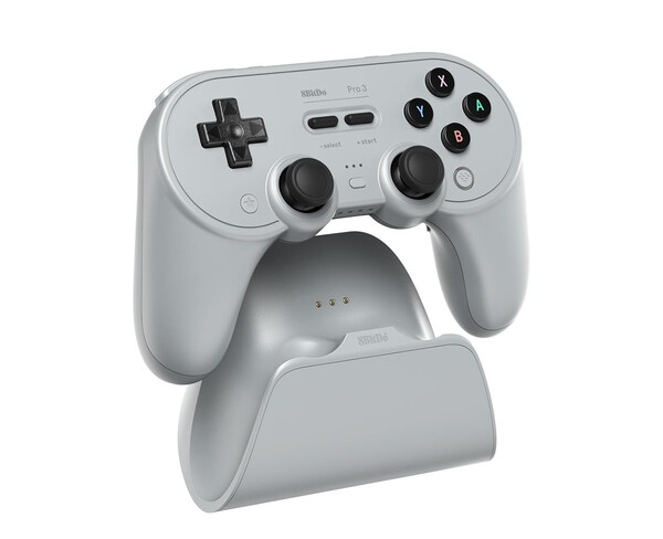 Le 8BitDo Pro 3 est livré avec une station d'accueil qui abrite l'adaptateur 2,4 GHz. (Source de l'image : 8BitDo)