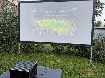 AWOL Valerion Pro 2 avec un écran extérieur en début de soirée (sans lumière du soleil)