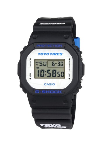 Le cadran blanc met en évidence la marque Toyo Tires, tandis que le lettrage bleu ajoute du contraste au design carré classique de la G-Shock.